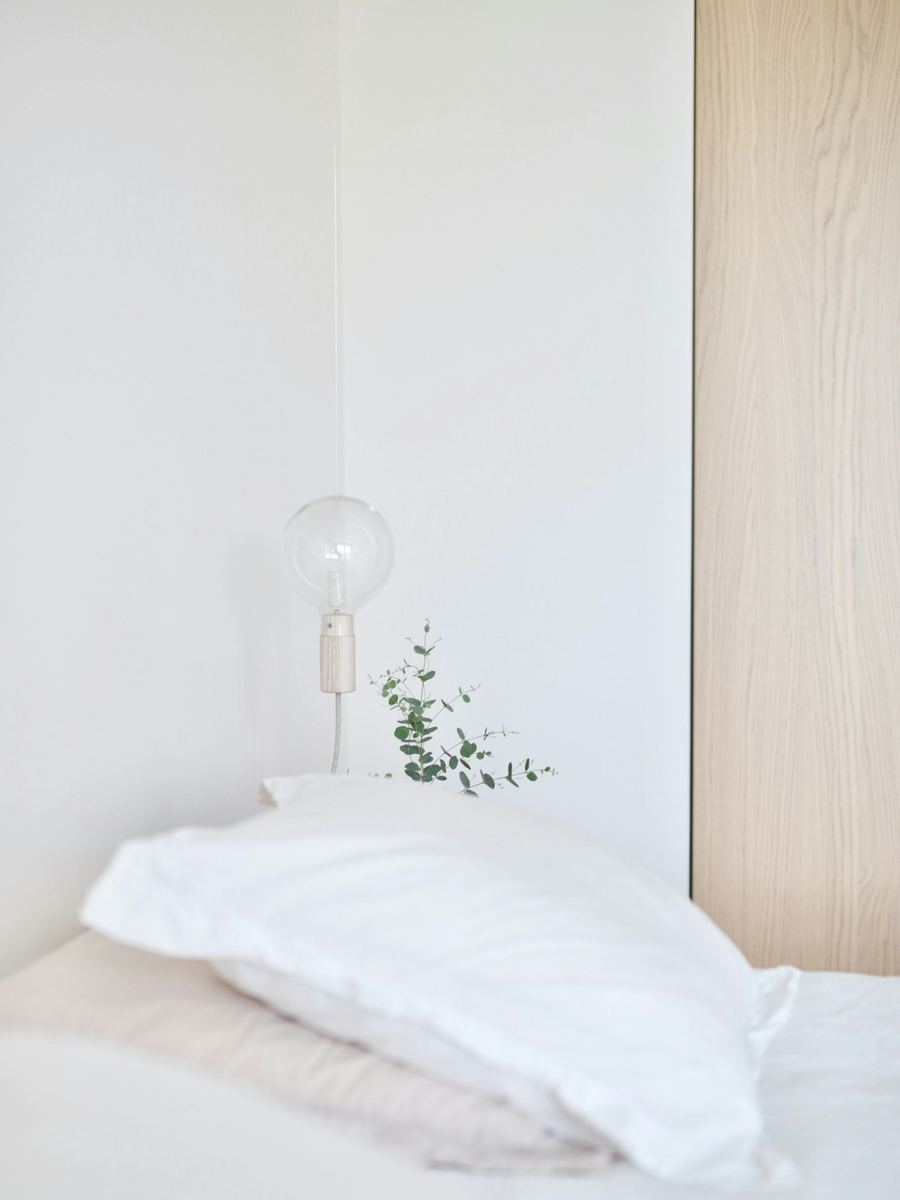 Frisch bezogenes Schlafzimmer einer Ferienwohnung nach der Endreinigung